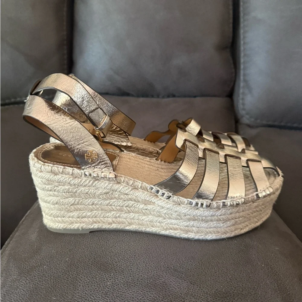 TORY BURCH Gold Metallic Leather Wedge Fisherman Sandals Ankle Strap Buckle